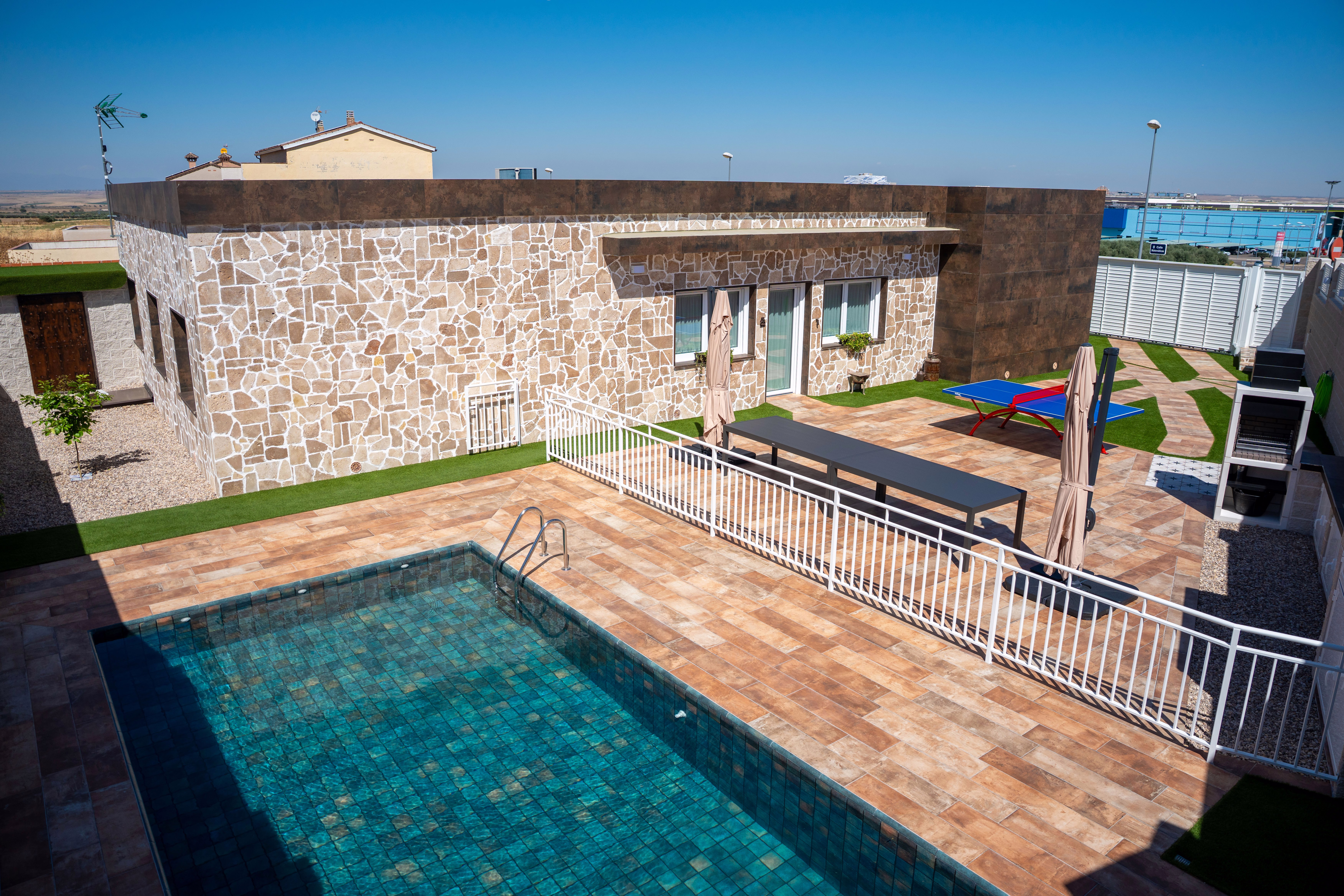 Exterior com amplio patio y piscina